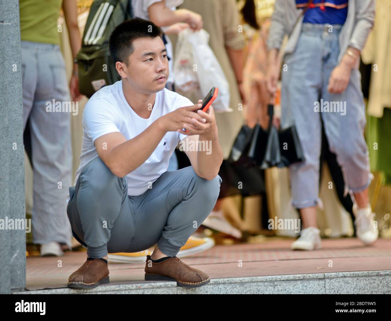 Gente en cuclillas fotografías e imágenes de alta resolución - Alamy