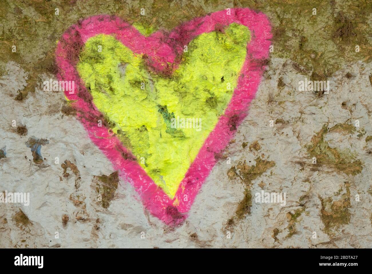corazón pintado con spray en una pared de concreto Foto de stock