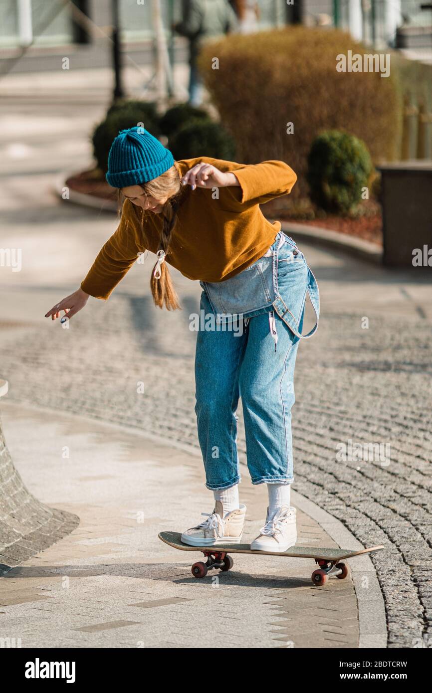 Pastor alfiler pueblo Skateboarding en la ciudad. Mujer, disfrute. Hipster niña montar tabla de  skate. Paseo, estilo. Concepto de deportes extremos y emociones. Estilo de  vida alternativo Fotografía de stock - Alamy