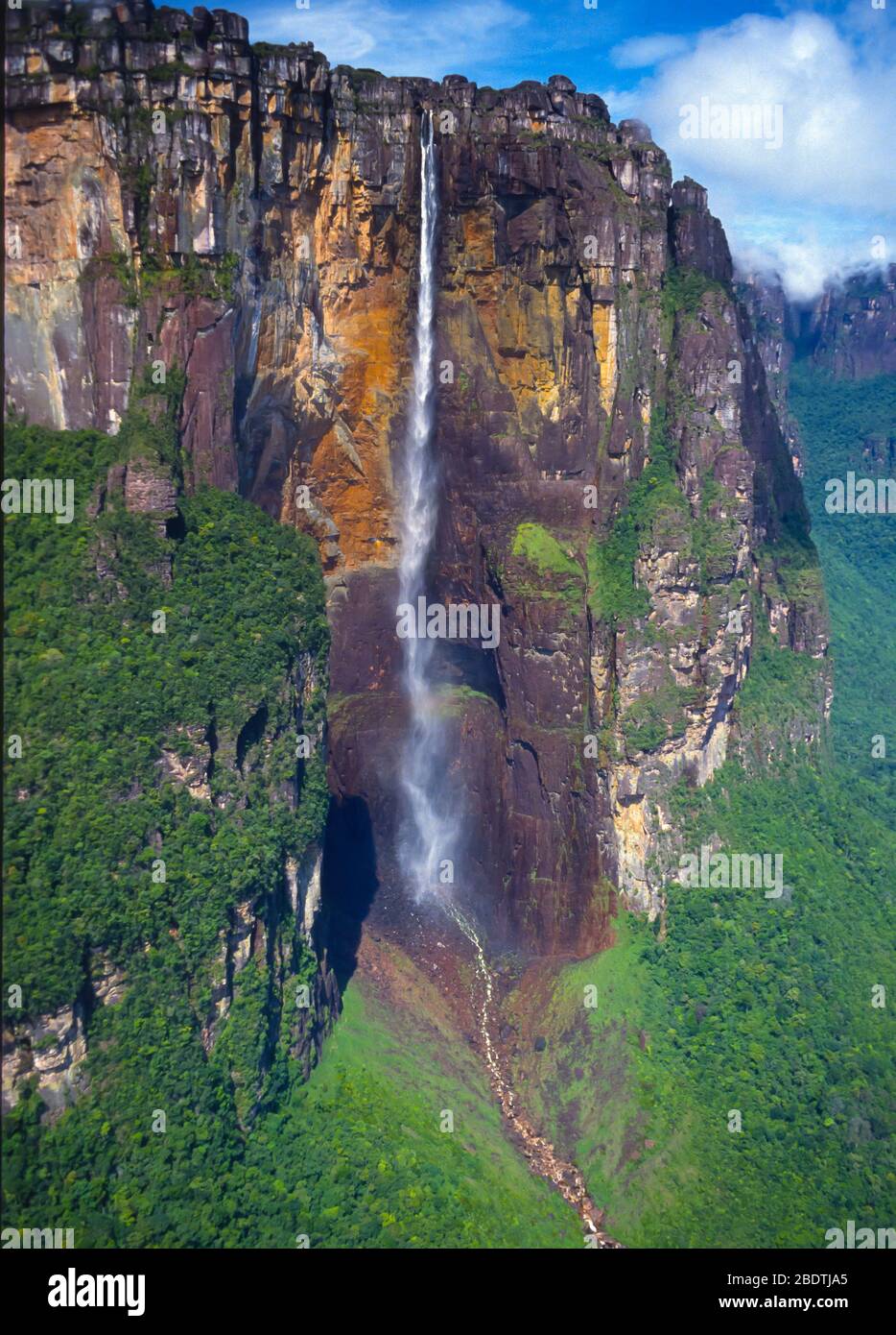 PARQUE NACIONAL CANAIMA, VENEZUELA - Salto Angel, la cascada más alta del  mundo a 979 metros (3,212 pies Fotografía de stock - Alamy