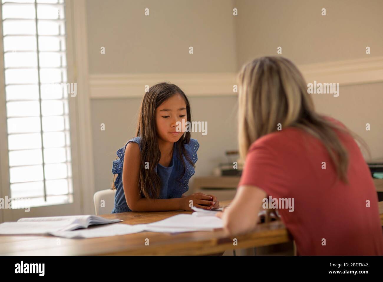 Maestra Ayudando A Sus Estudiantes Con Su Trabajo De La Escuela De Tarea. Foto de stock
