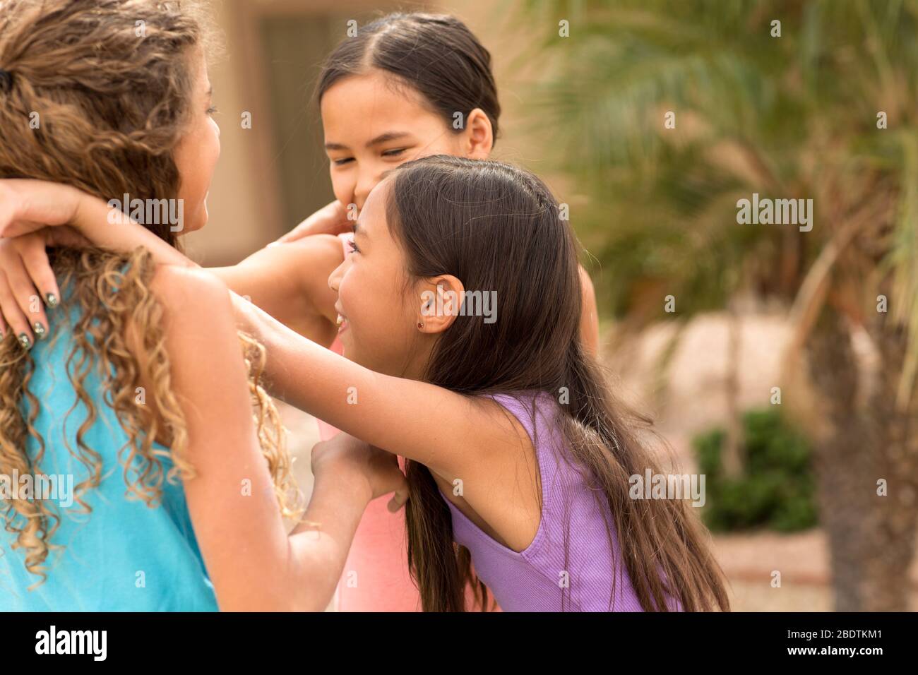 Un grupo diverso de amigos jugando y riendo. Foto de stock