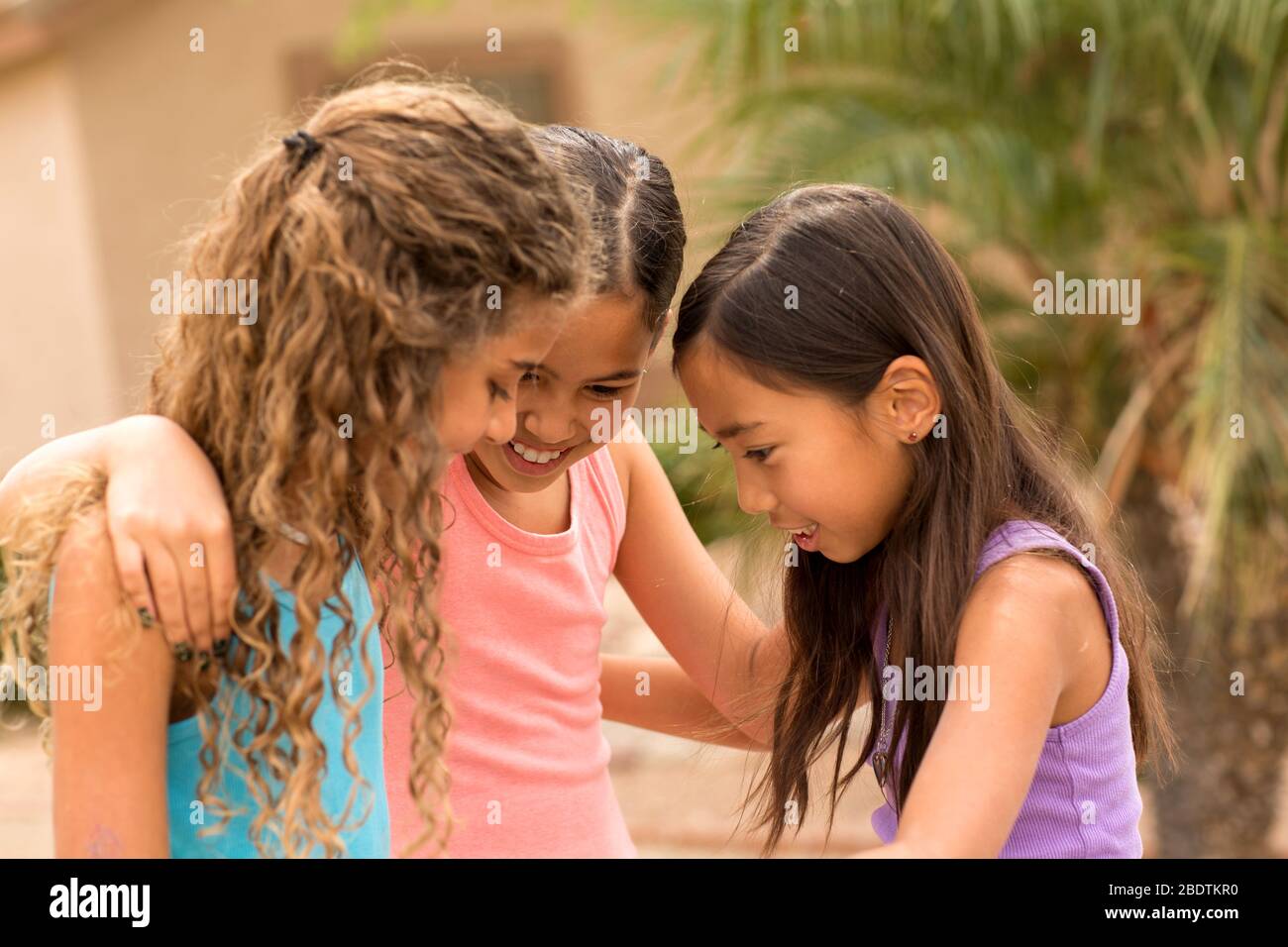 Un grupo diverso de amigos jugando y riendo. Foto de stock