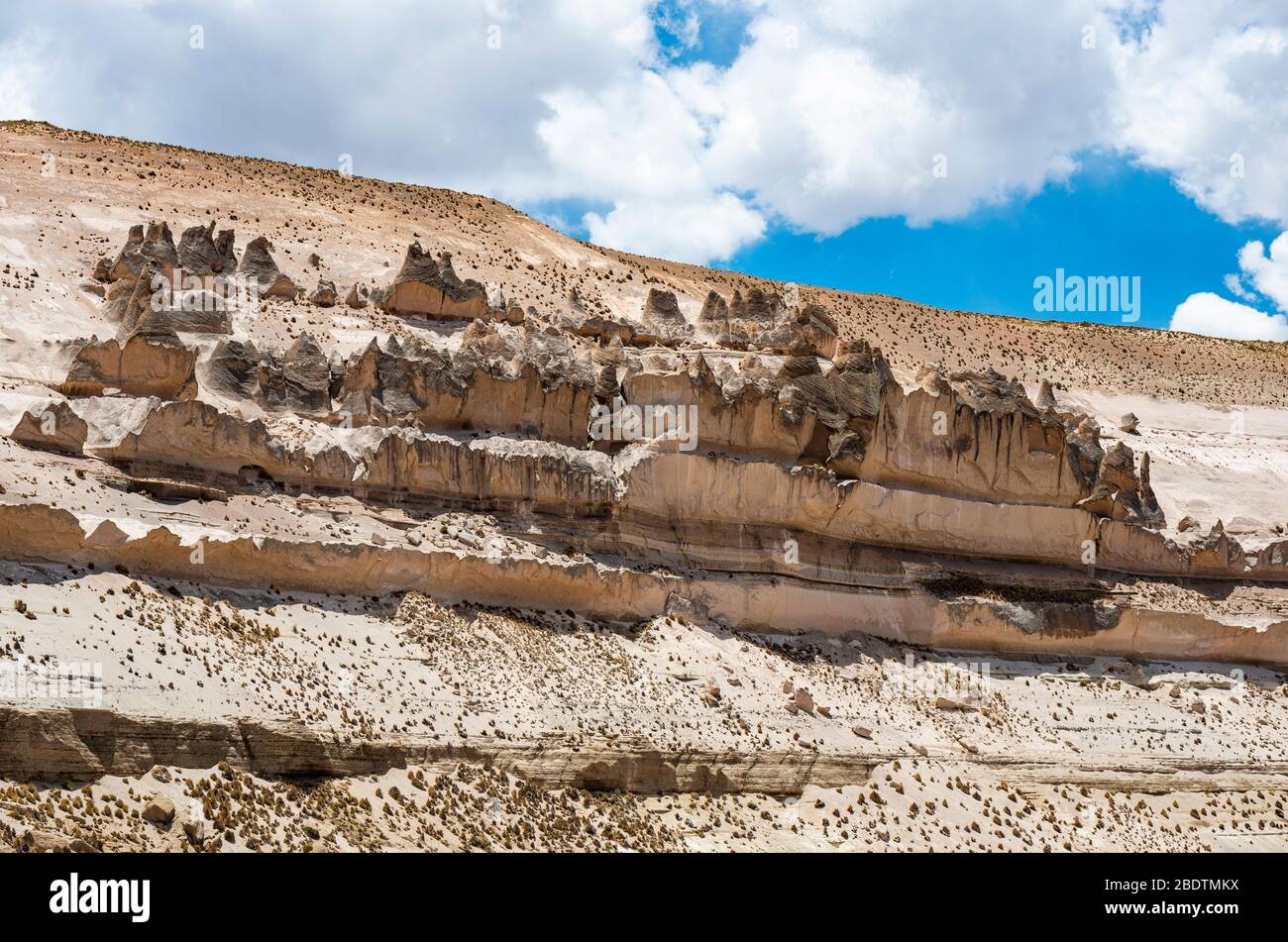 Formaciones geológicas Hoodoo en la reserva nacional de Salinas y agua Blanca ubicada entre Arequipa y el Cañón del Colca, montañas de los Andes, Perú. Foto de stock