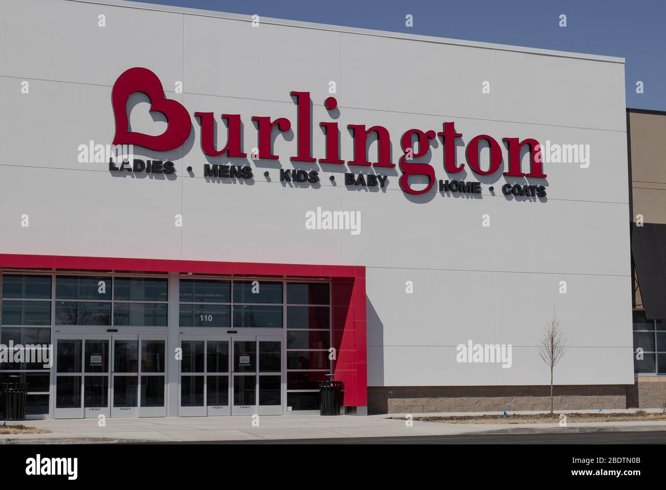 Noblesville - Circa Abril 2020: Burlington Factory Strip Mall ubicación. Burlington es un minorista estadounidense de tiendas de venta al por menor precio Fotografía stock -