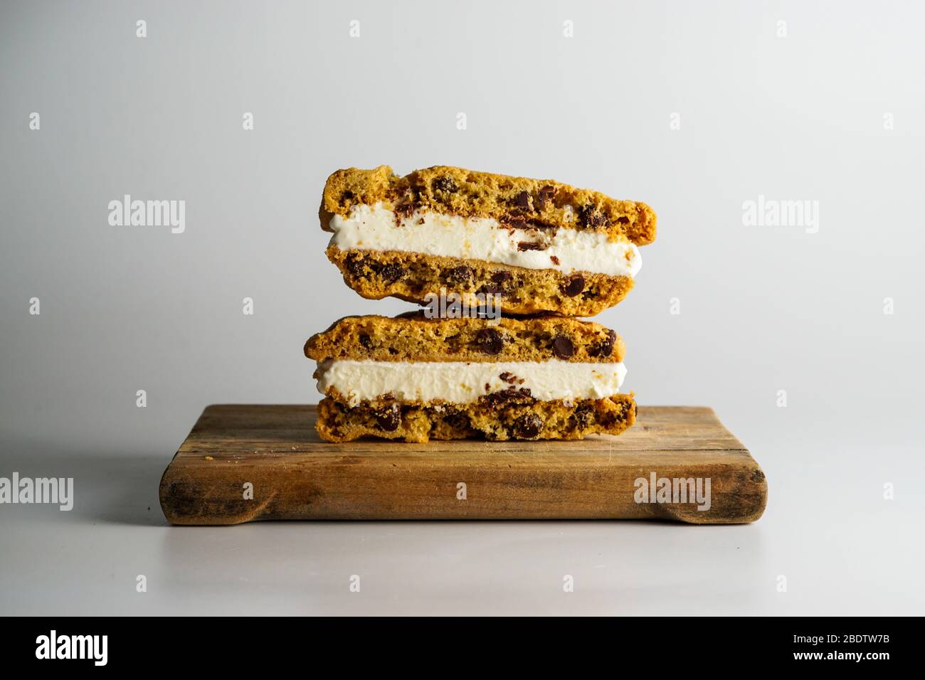 Sándwich de helado de vainilla con galletas con trocitos de chocolate Foto de stock
