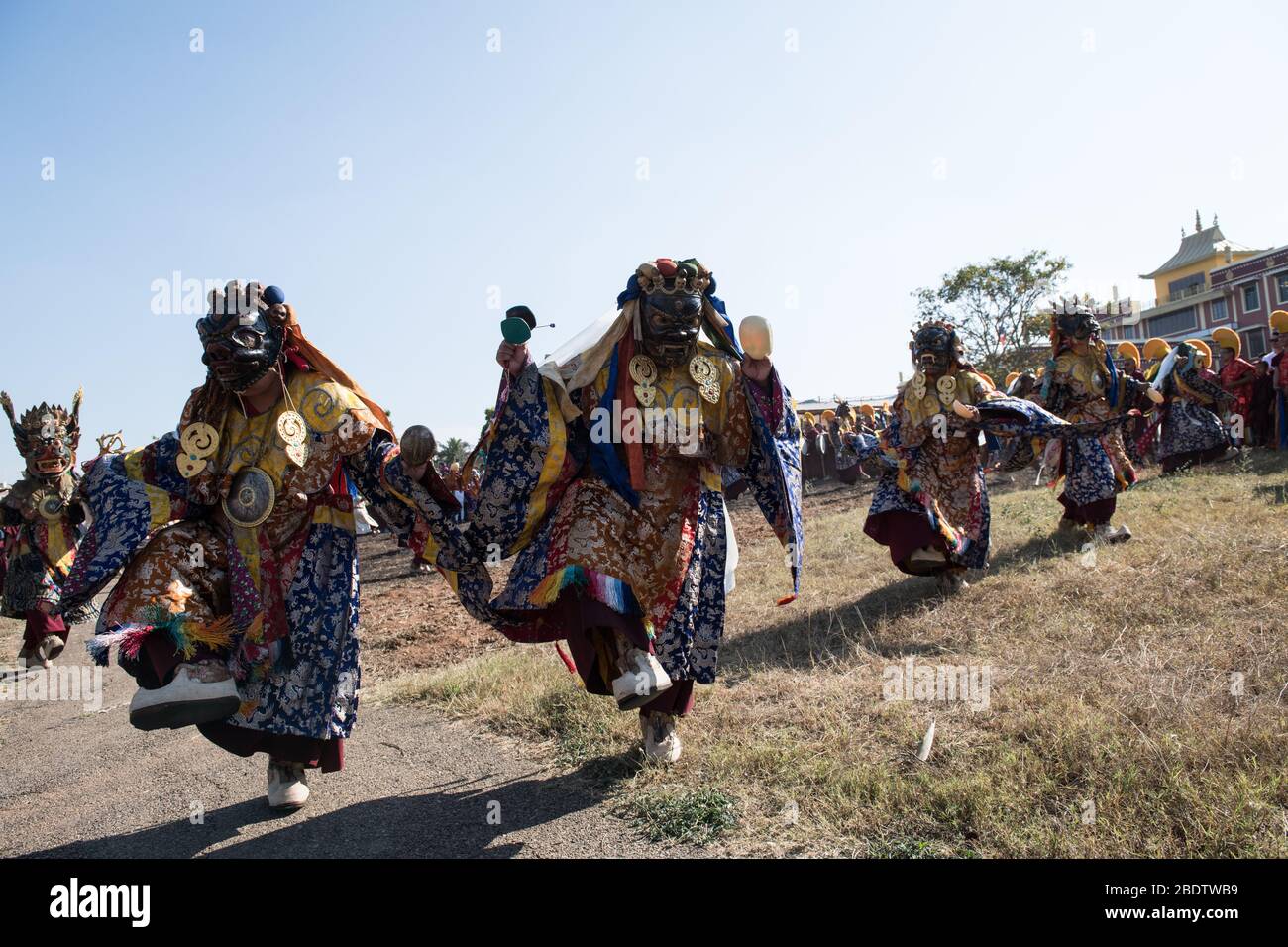 Cham danza realizada con máscaras por monjes tibetanos durante Losar (año Nuevo Tibetano) en el asentamiento Tibetano Gurupura, Karnataka, India del Sur. Foto de stock