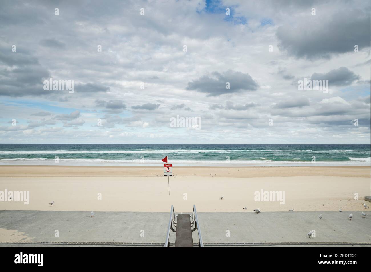 Surfers Paradise playa cerrada, covid-19 virus, playa cerrada o cierre de concepto en medio de los temores coronavirus. 2019-ncov fuerza al gobierno de Queensland a bloquear una playa icónica para ayudar a detener la propagación del virus, Foto de stock