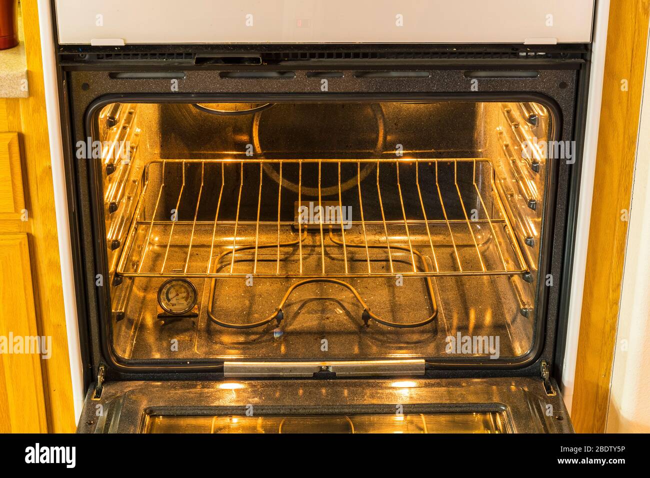 Dentro de un horno eléctrico de convección mostrando energizada serpentines  de calefacción, microondas, luces, y estante de cocina Fotografía de stock  - Alamy