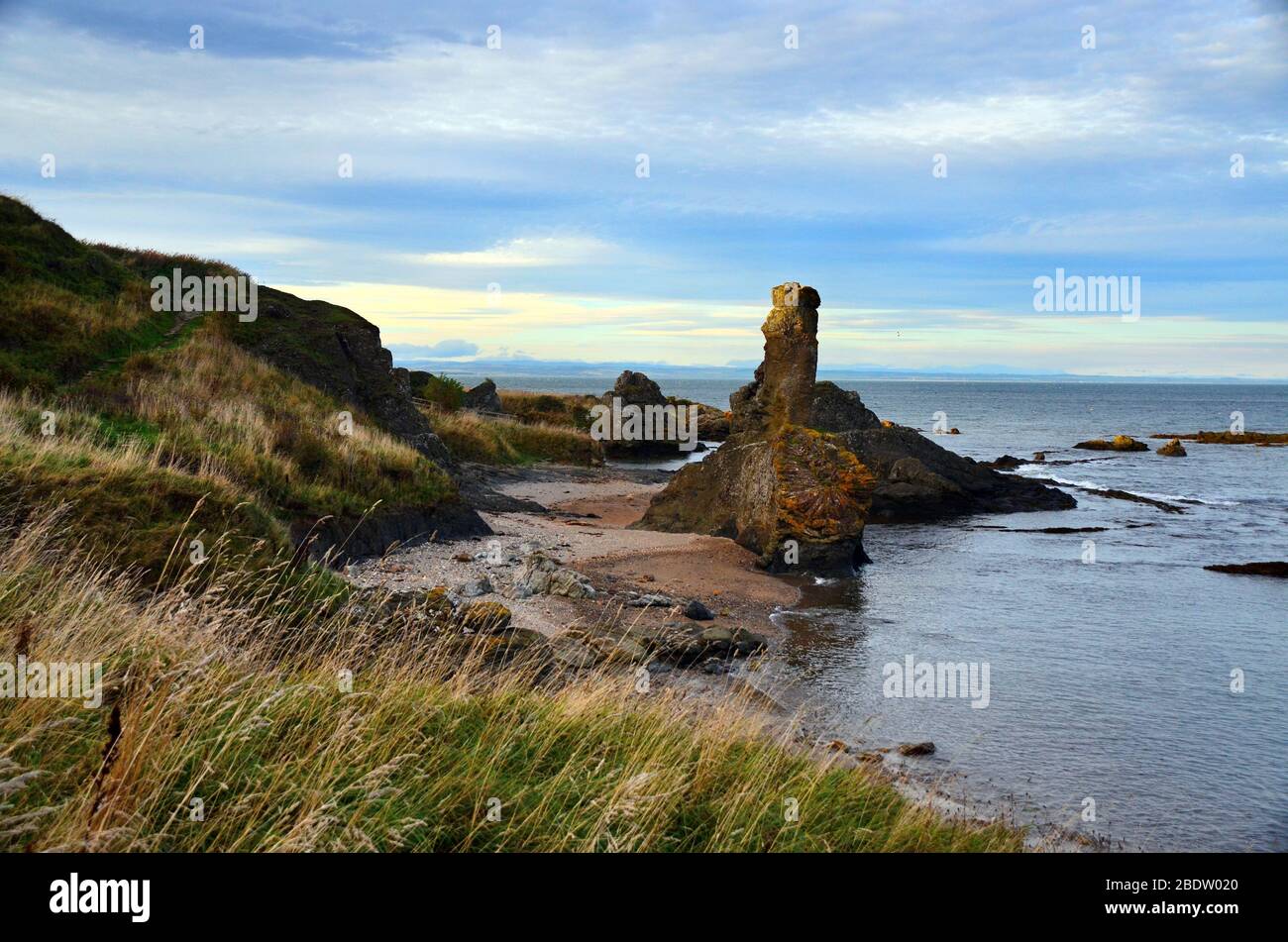 Rock and Spindle en el sendero costero Fife cerca de St, Andrews, Fife, Escocia Foto de stock