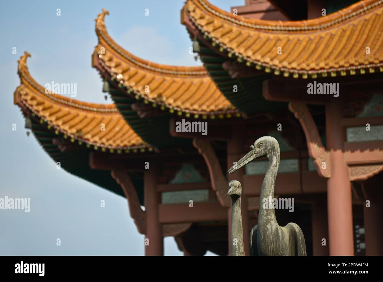 Torre de la grúa amarilla: Detalles de la arquitectura y esculturas de bronce de las grúas que regresan. Wuhan, China Foto de stock