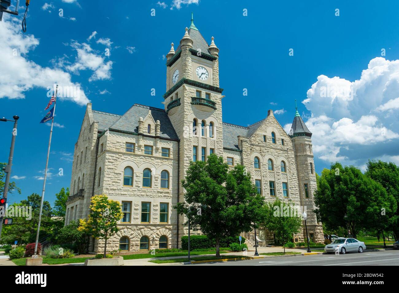 El Tribunal del Condado de Douglas en Lawrence, Kansas, en un día soleado Foto de stock