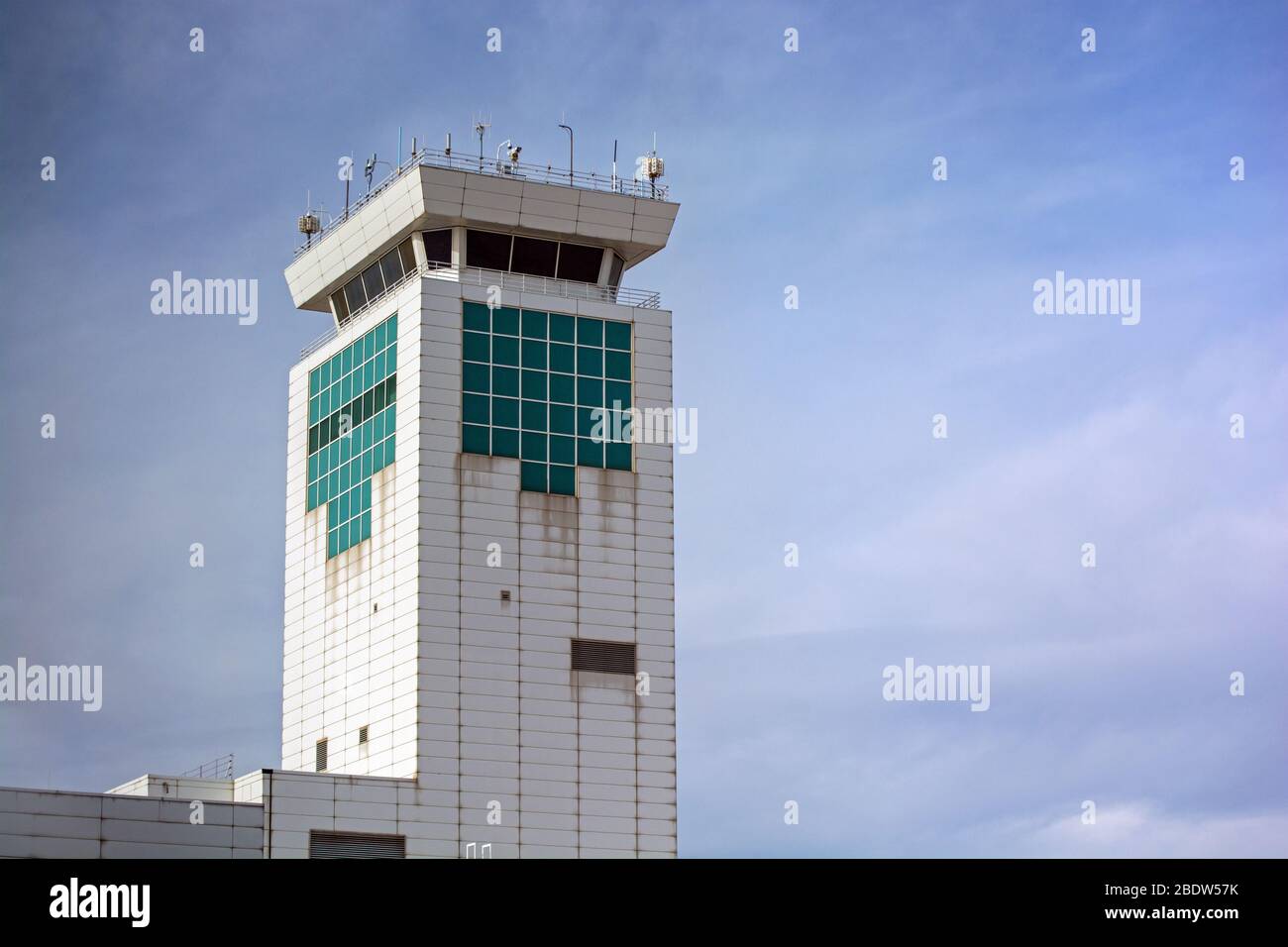 Denver, Colorado Air Traffic Control Tower en un día soleado Foto de stock