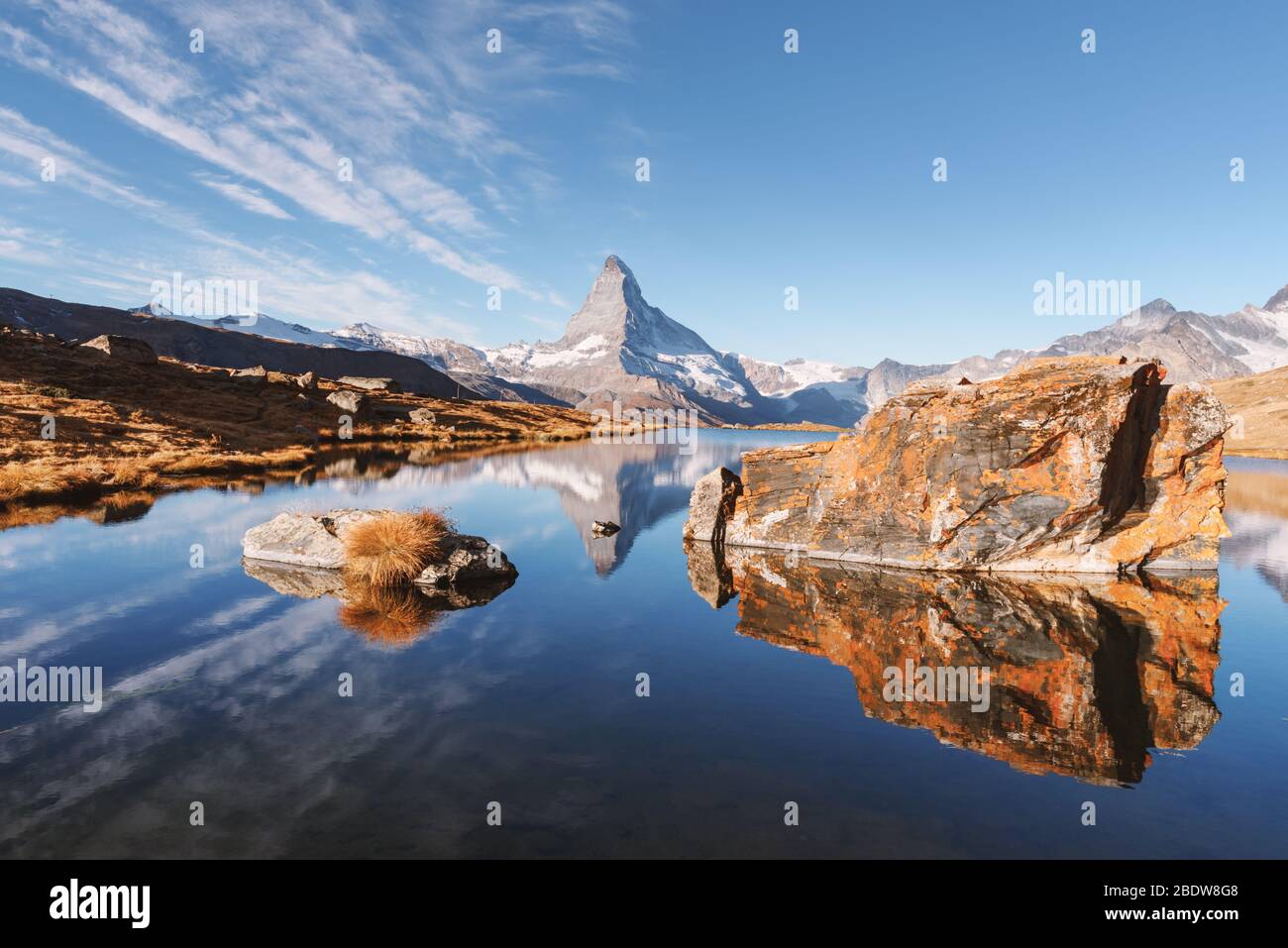 Pintoresco paisaje con coloridos Stellisee amanecer en el lago. El Matterhorn Cervino pico nevado con el reflejo en el agua clara. Zermatt, Suiza Alpes Foto de stock