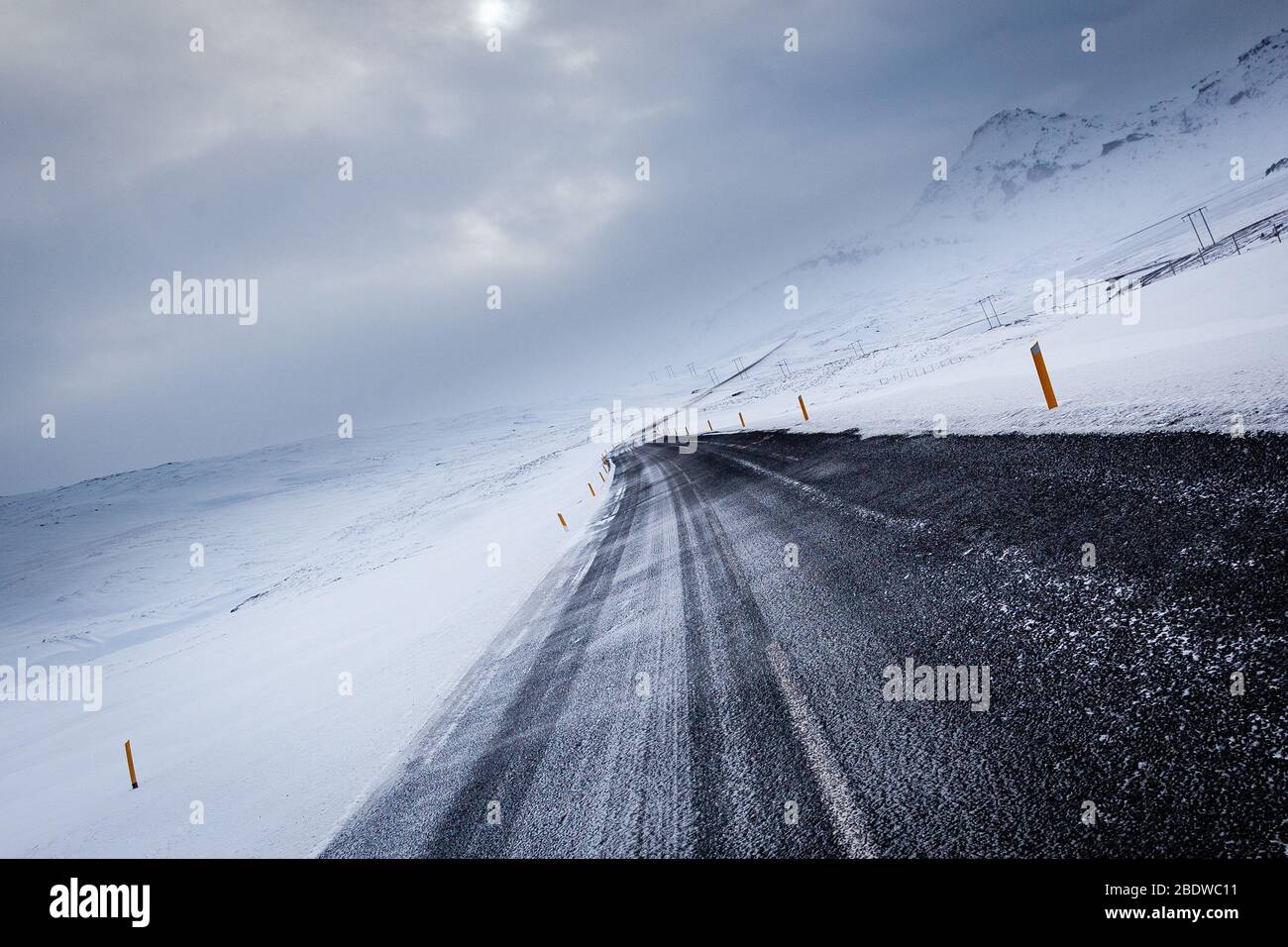 La carretera de circunvalación sur en un día ventoso, Islandia Foto de stock