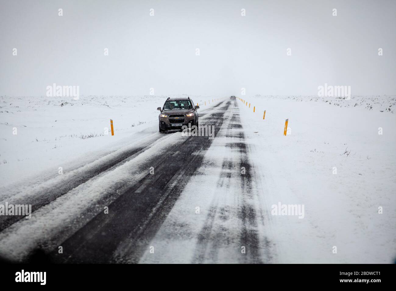 Un coche chevrolet en la carretera de circunvalación sur en un día ventoso, Islandia Foto de stock