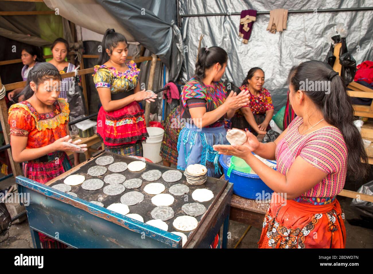 Haciendo tortillas fotografías e imágenes de alta resolución Alamy