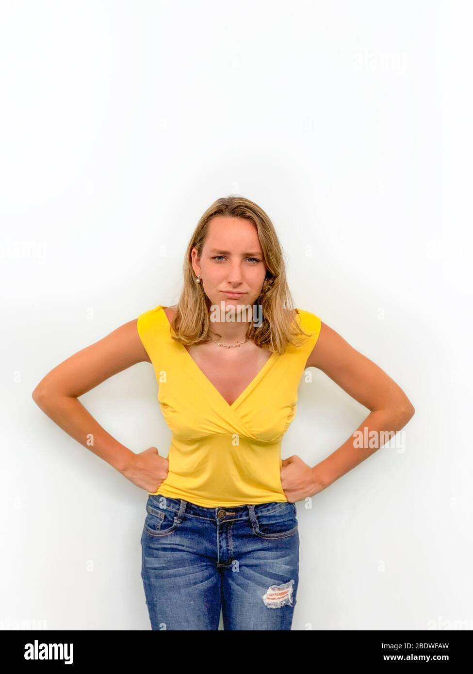 Mujer joven enojada frunciendo el ceño Foto de stock