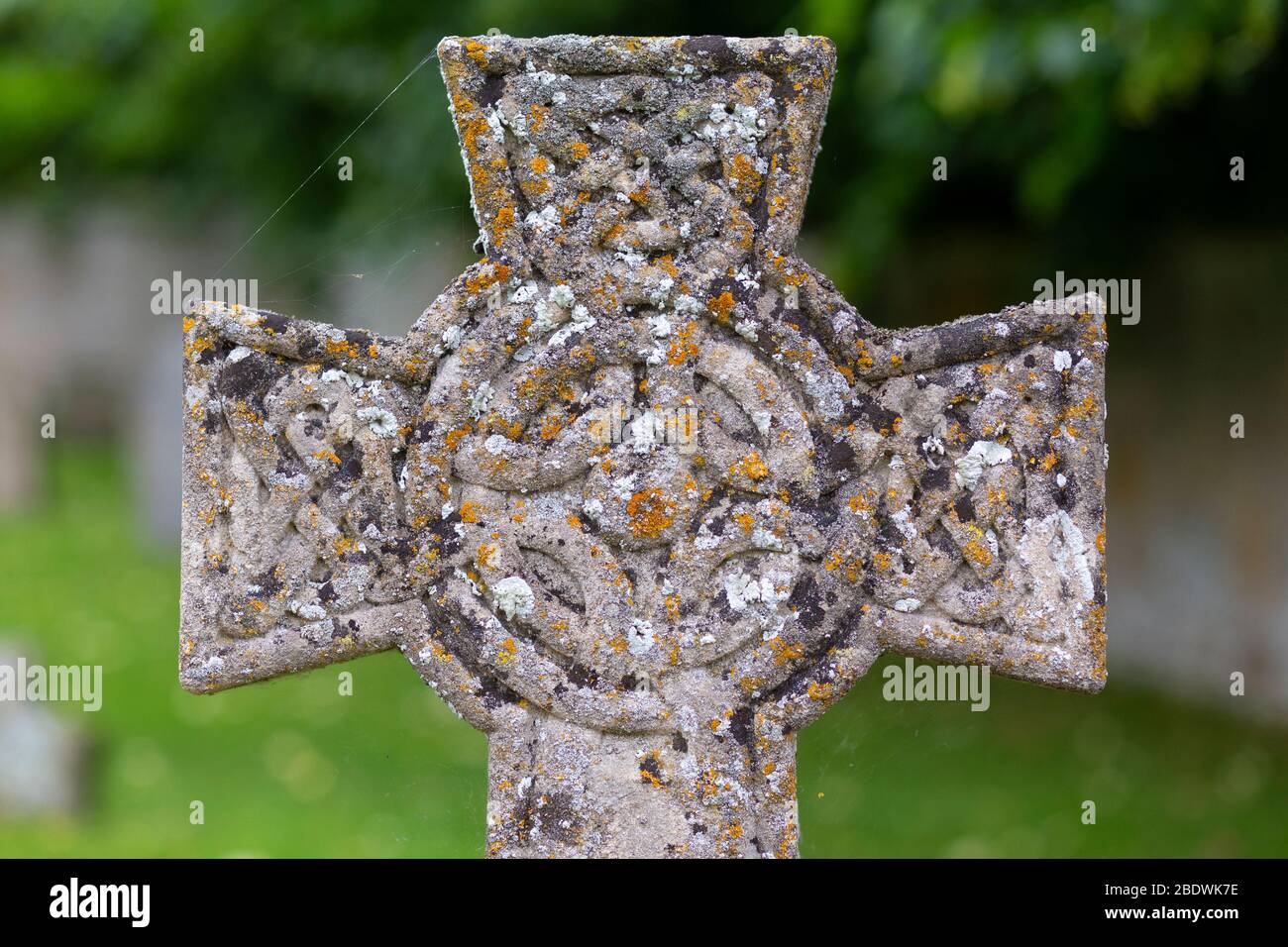 Lápida cruciforme en la Iglesia de San Miguel y todos los Ángeles en el pueblo de Stanton en los Cotswolds, Inglaterra Foto de stock