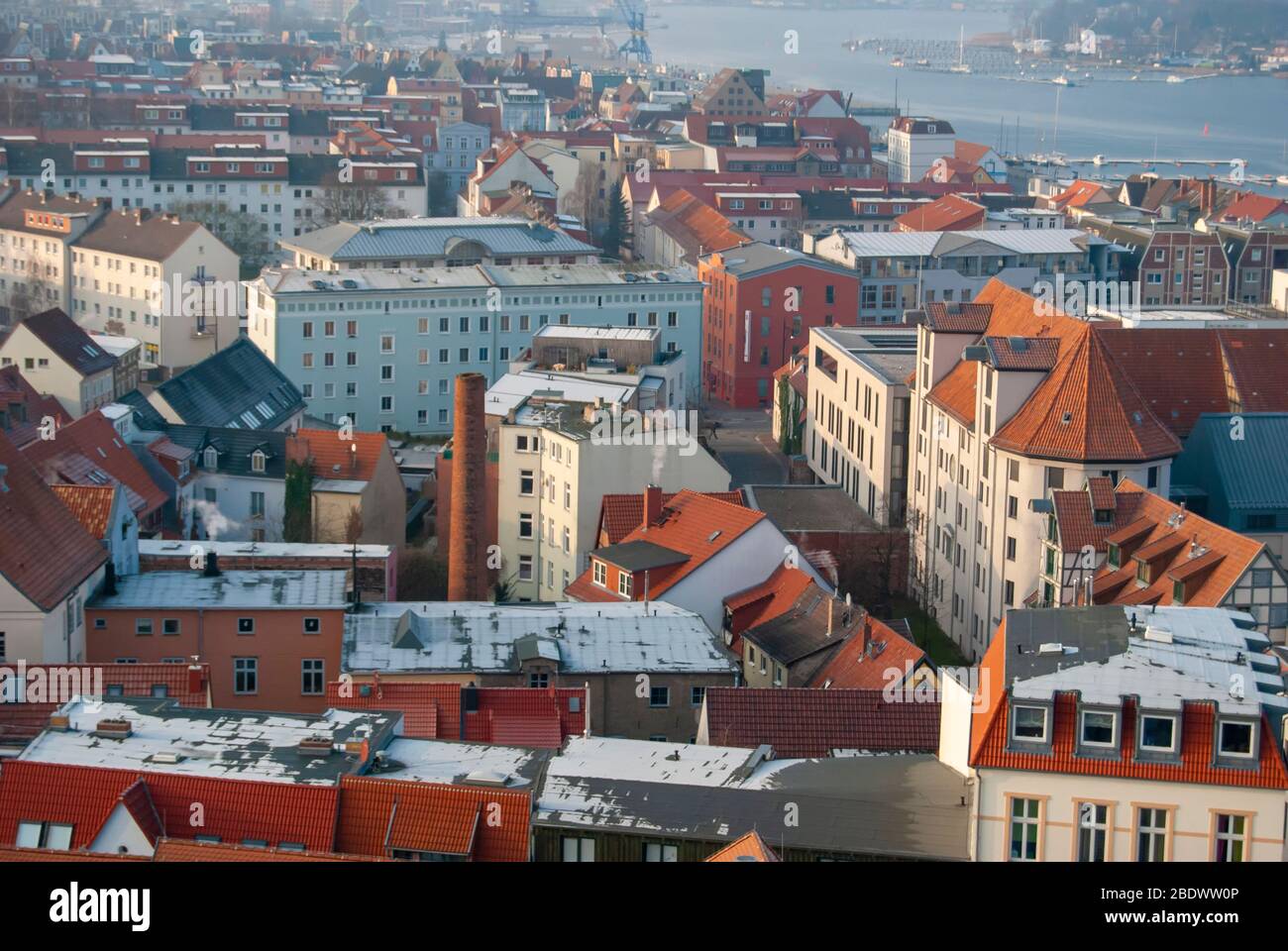 Con vistas a la ciudad de Rostock en Alemania Foto de stock