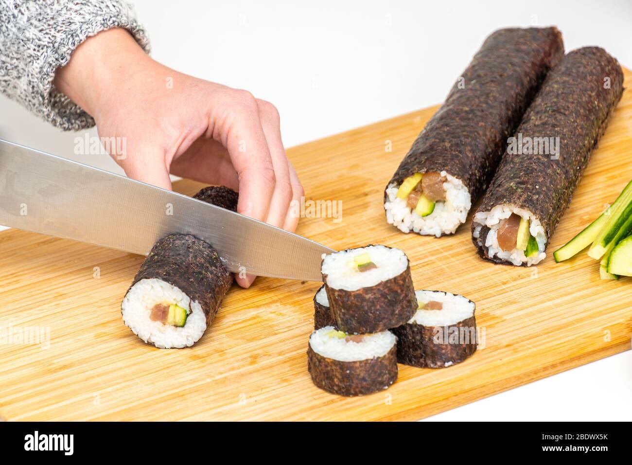 Rollito de sushi de makis de comida japonesa en tabla de bambú Fotografía de  stock - Alamy