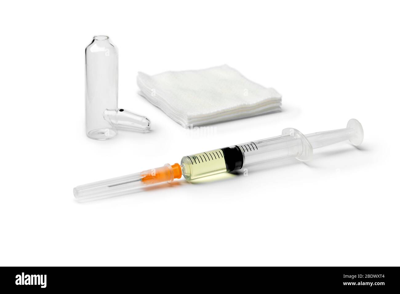 Ampolla y jeringa de medicamento médico a la espera de inyección aisladas sobre fondo blanco Foto de stock