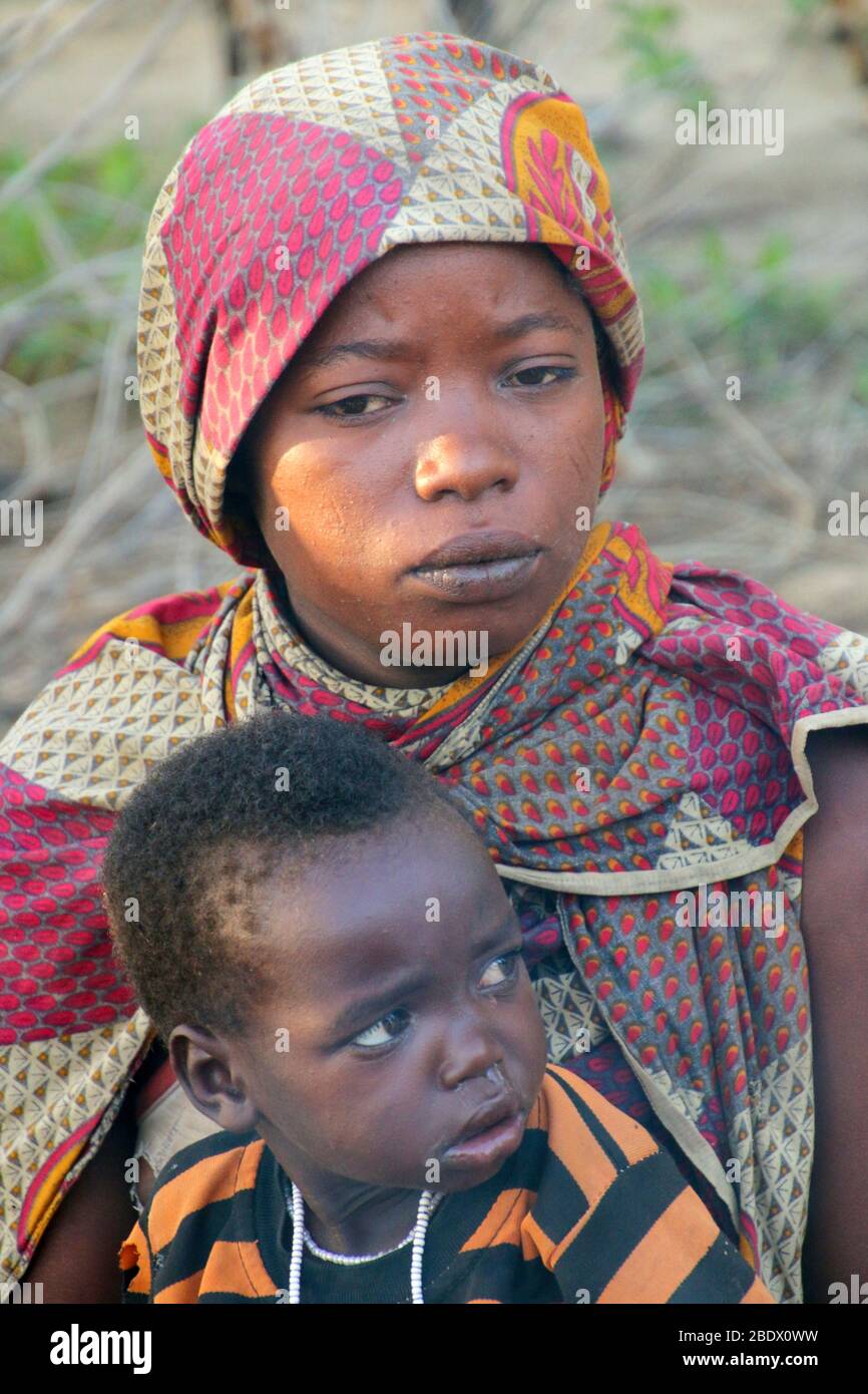 Retrato de una joven madre de Hadza con su bebé, Hadza o Hadzabe es una pequeña tribu de cazadores recolectores. Fotografiado en el Lago Eyasi, Tanzania Foto de stock