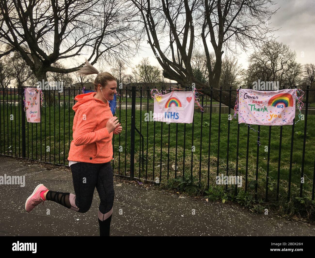 Glasgow, Reino Unido, 10 de abril de 2020. Pequeñas pancartas caseras cuelgan en una valla junto a Elder Park, en el distrito de Govan de la ciudad, agradeciendo al personal de NHS por su tiempo y deberes durante la actual crisis pandémica de Coronavirus COVID-19. La crisis que ha cobrado más de 8,000 vidas en el Reino Unido todavía no ha alcanzado su punto máximo y está ampliando los límites del NHS. Crédito de la foto: Sir-Hibbert/Alamy Live News. Foto de stock