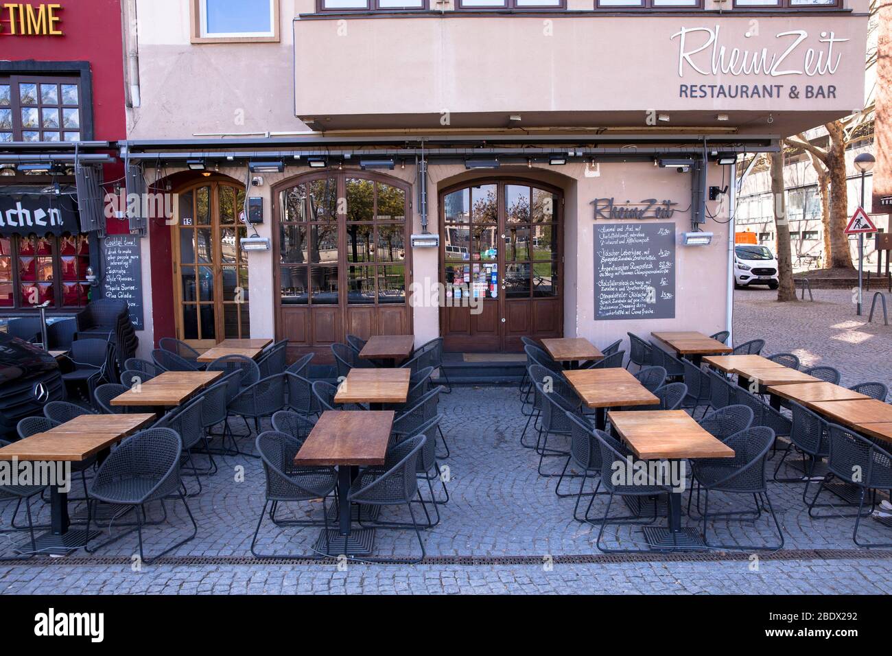 Coronavirus / brote de Covid 19, 7 de abril. 2020. Mesas vacías de un restaurante en el Frankenwerft en el casco antiguo, Colonia, Alemania Coronavirus / Co Foto de stock