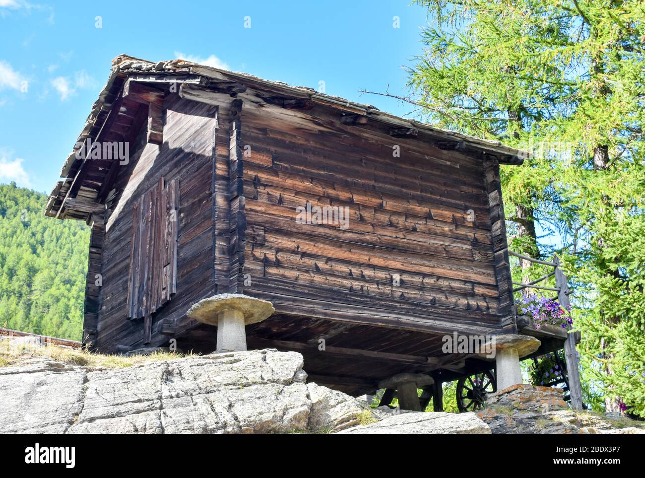 Graneros tradicionales de madera en Saas Fee, Suiza. Foto de stock