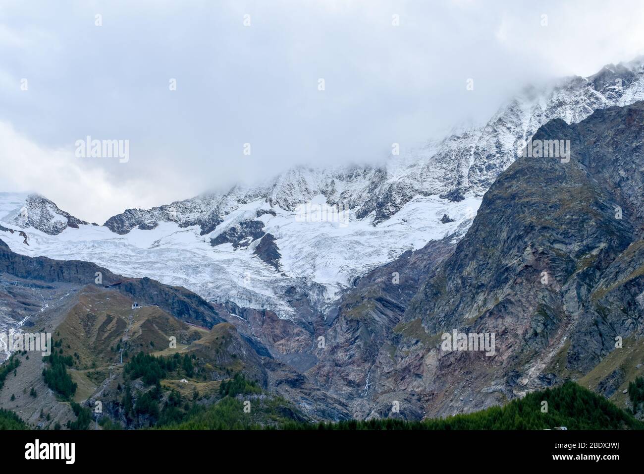 Fusión intensiva de glaciares como resultado del calentamiento global. Foto de stock