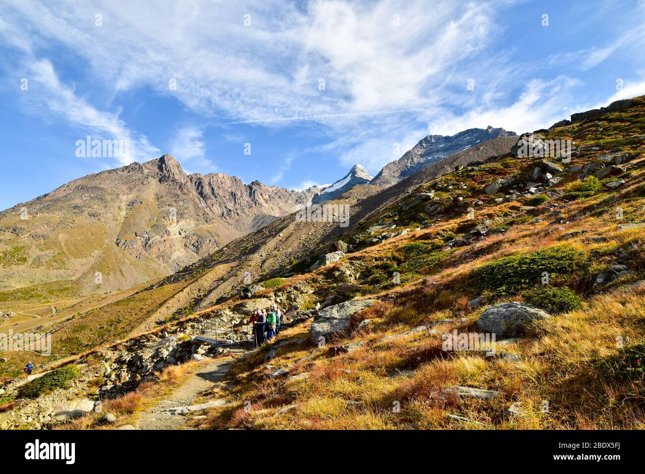 Paisaje en los Alpes con senderos y montañas. Foto de stock
