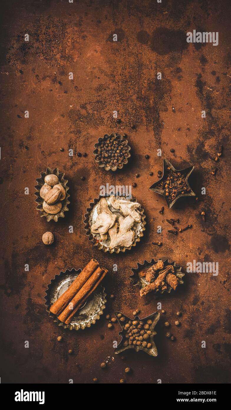 Turco Yedi Bahar mezcla de especias sobre fondo oxidado, espacio de copia Foto de stock