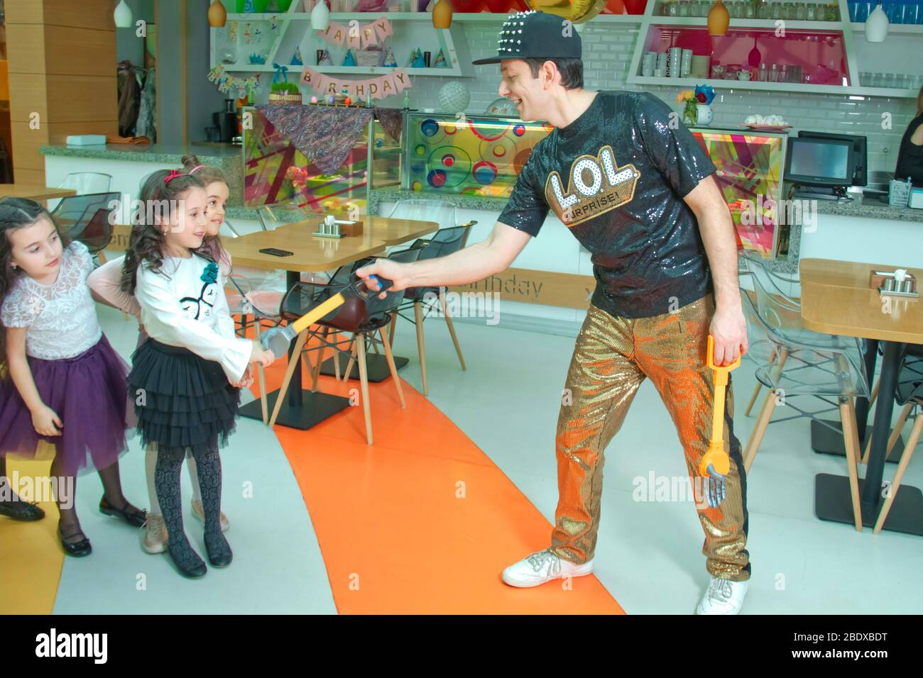 Fiesta De Cumpleanos De Los Ninos Con Animadores Lol Feliz Grupo De Ninos En Una Celebracion De Cumpleanos Vestido Al Estilo De Lol Con Un Animador Baku Fotografia De Stock Alamy