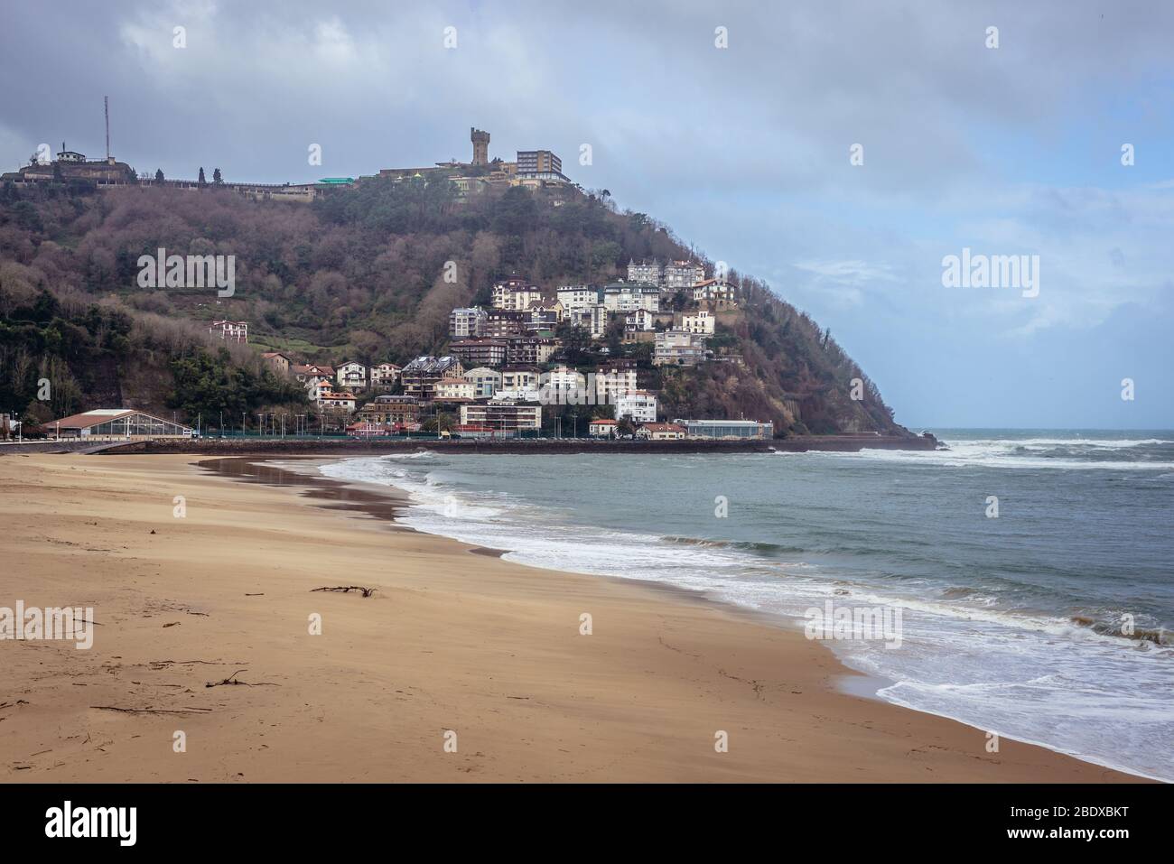 Montaña de Igeldo y playa de Ondarreta sobre la Bahía de la Concha del Mar Cantábrico en la ciudad costera de San Sebastián situada en la Comunidad Autónoma Vasca, Spa Foto de stock