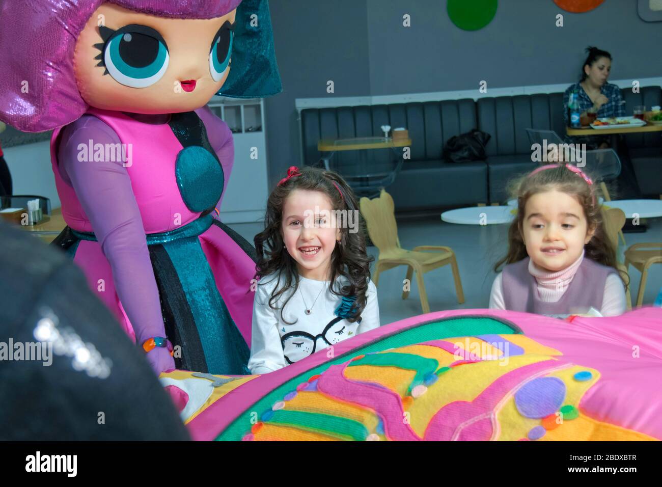 Fiesta De Cumpleanos De Los Ninos Con Animadores Lol Feliz Grupo De Ninos En Una Celebracion De Cumpleanos Vestido Al Estilo De Lol Con Un Animador Baku Fotografia De Stock Alamy