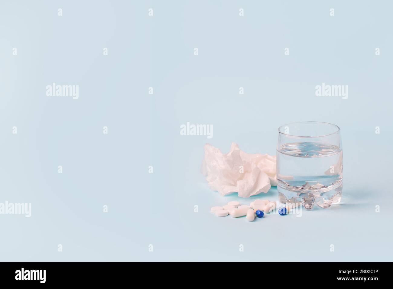 Vacunas virus de la corona antivirus Covid-19. Cristal de agua y conjunto de piil sobre fondo azul, concepto mínimo de farmacia antivirus, Prevención del Foto de stock
