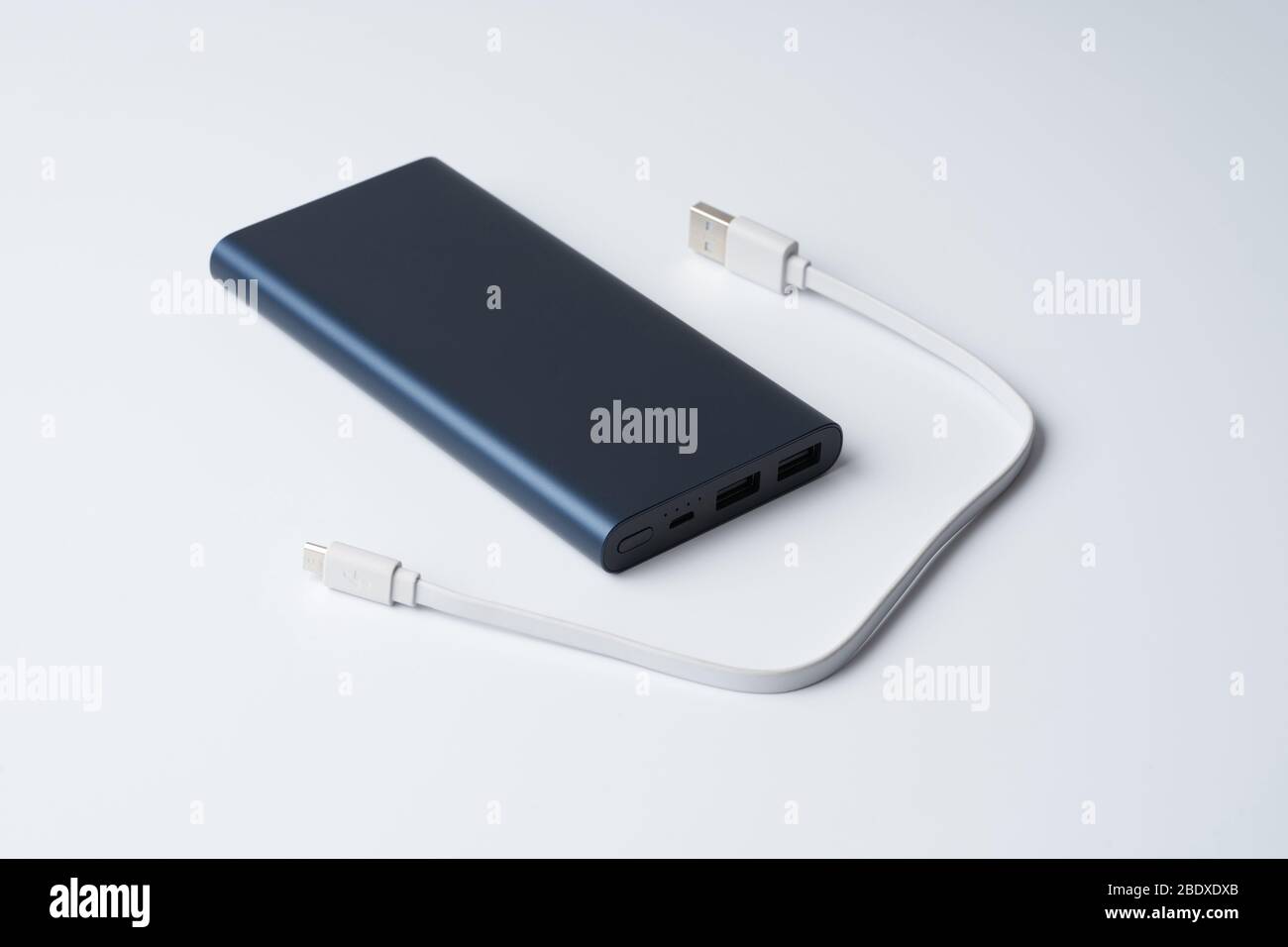 Cable USB blanco desconectado y fuente de alimentación azul para