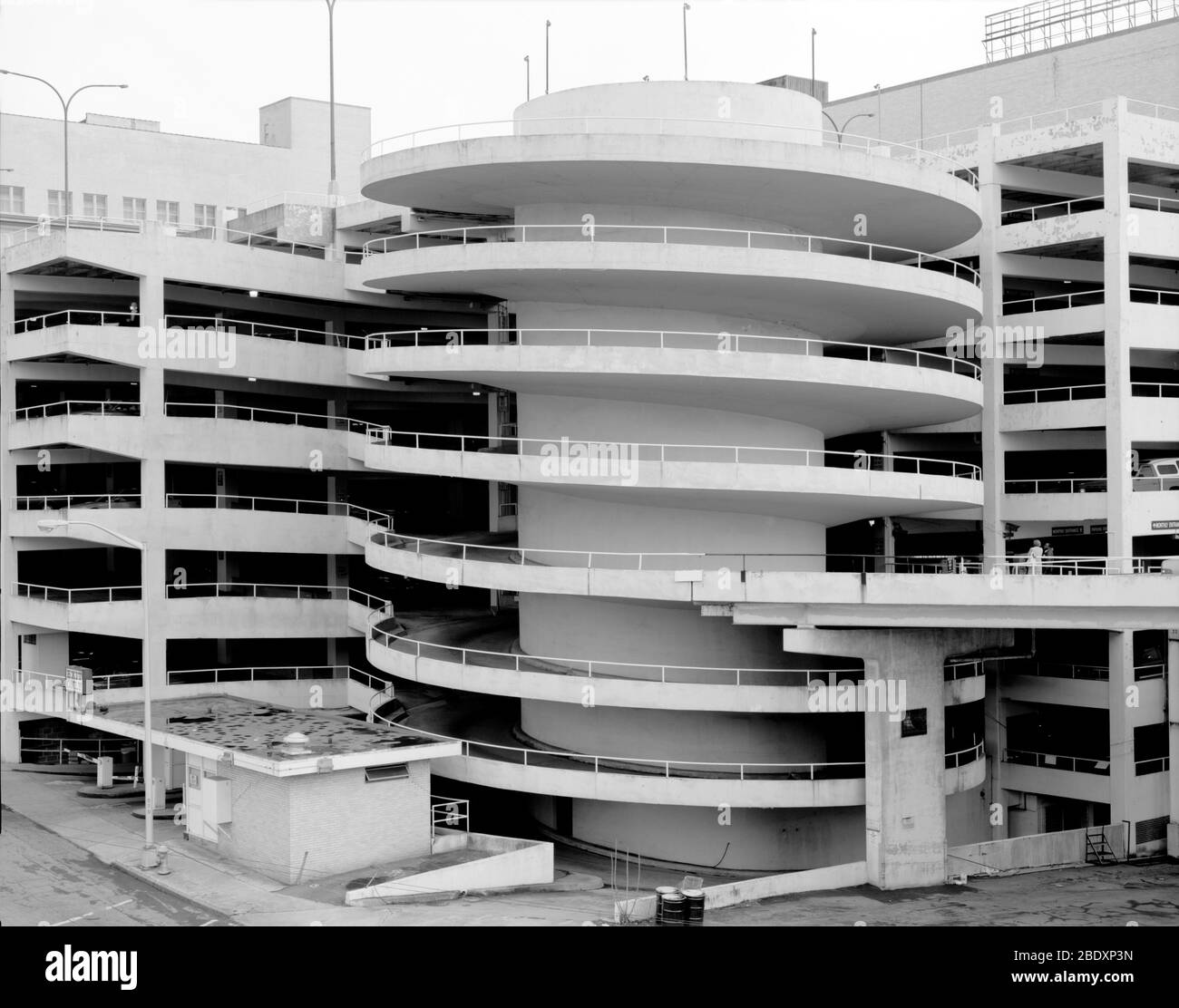 Spiral ramp parking garage fotografías e imágenes de alta resolución - Alamy