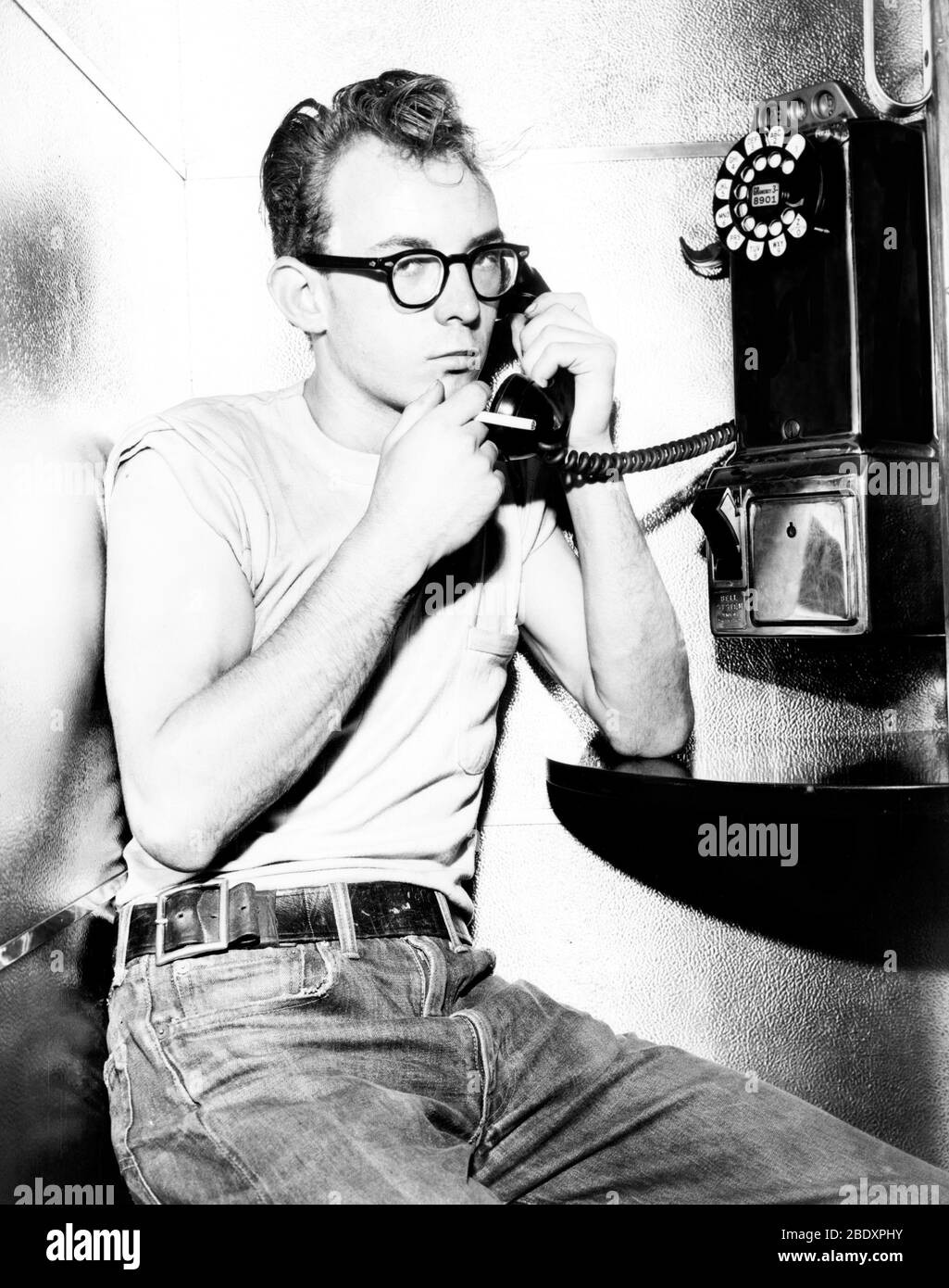 Adolescente usando Payphone, 1959 Foto de stock