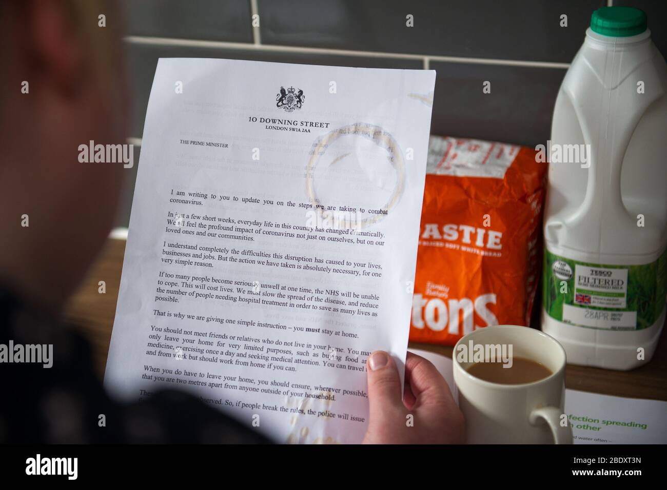 Glasgow, Reino Unido. 10 de abril de 2019. En la foto: Carta del primer ministro británico Boris Johnson enviada a todos los hogares británicos que incluye un folleto de información gubernamental, “CORONAVIRUS. ESTANCIA EN CASA. PROTEJA EL NHS. SALVAR VIDAS”. La carta comienza con: “Te escribo para que te actualice los pasos que estamos tomando para combatir el coronavirus”. “en pocas semanas, la vida cotidiana en este país ha cambiado drásticamente. Todos sentimos el profundo impacto del coronavirus no sólo en nosotros mismos, sino en nuestros seres queridos y en nuestras comunidades”. Crédito: Colin Fisher/Alamy Live News Foto de stock