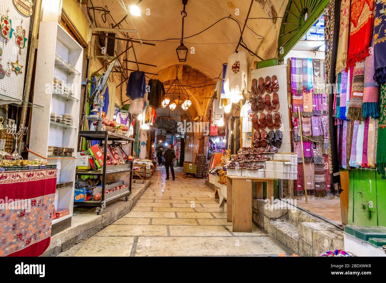 Mercado en Jerusalén Ciudad Vieja, Israel. Mercado de la calle estrecha en Jerusalén Foto de stock