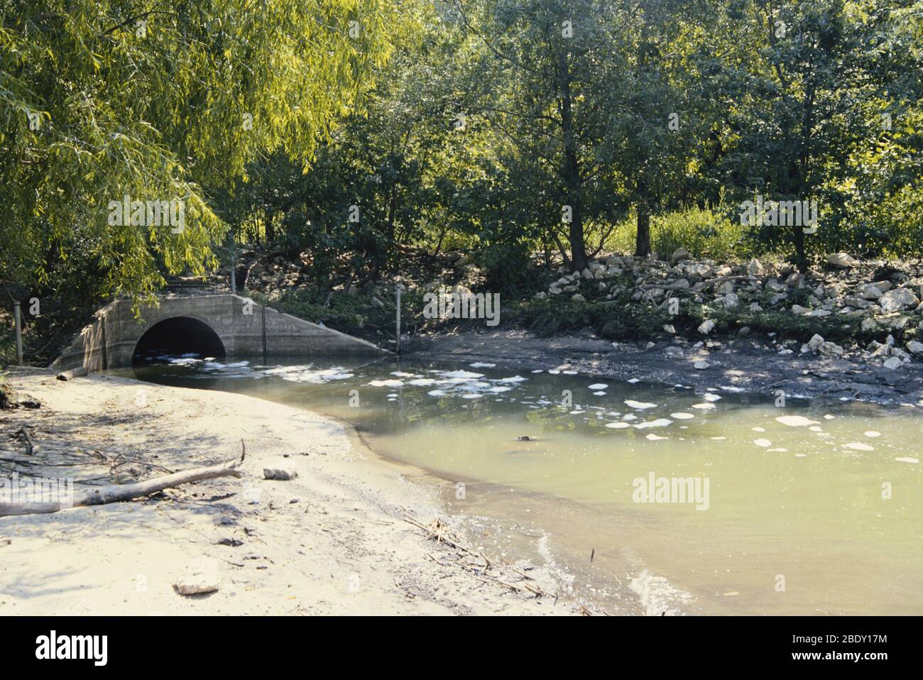 Las aguas residuales tratadas fluyen hacia el río Mississippi Foto de stock
