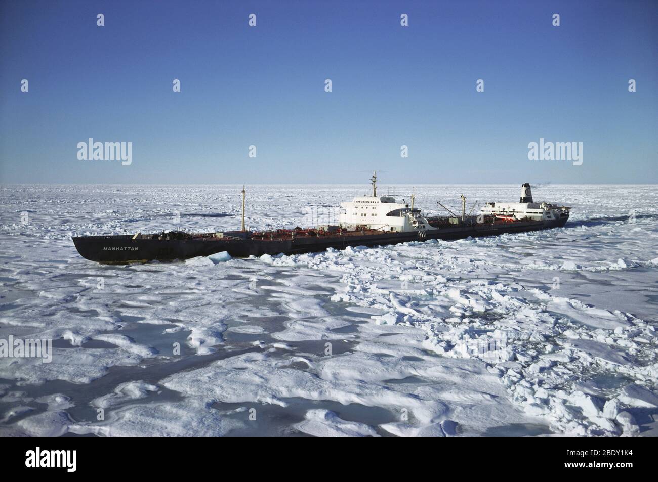 SS Manhattan vela en Melville Sound Foto de stock