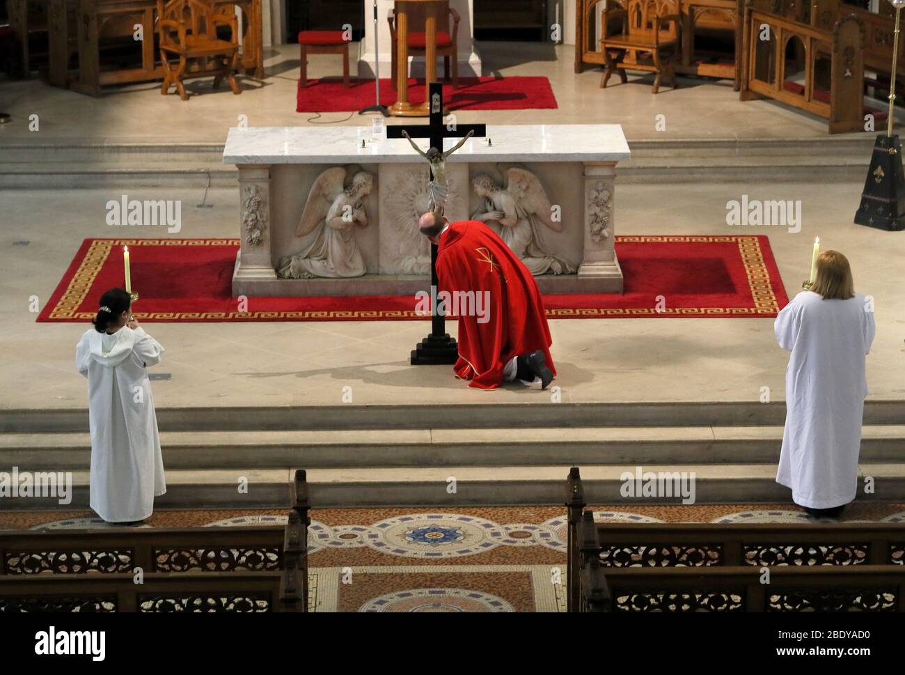 FR. Kieran McDermot durante la celebración del servicio de la Pasión del  Señor en la Pro-Catedral de Santa María en Dublín el Viernes Santo. Las  liturgias se transmiten a través de la
