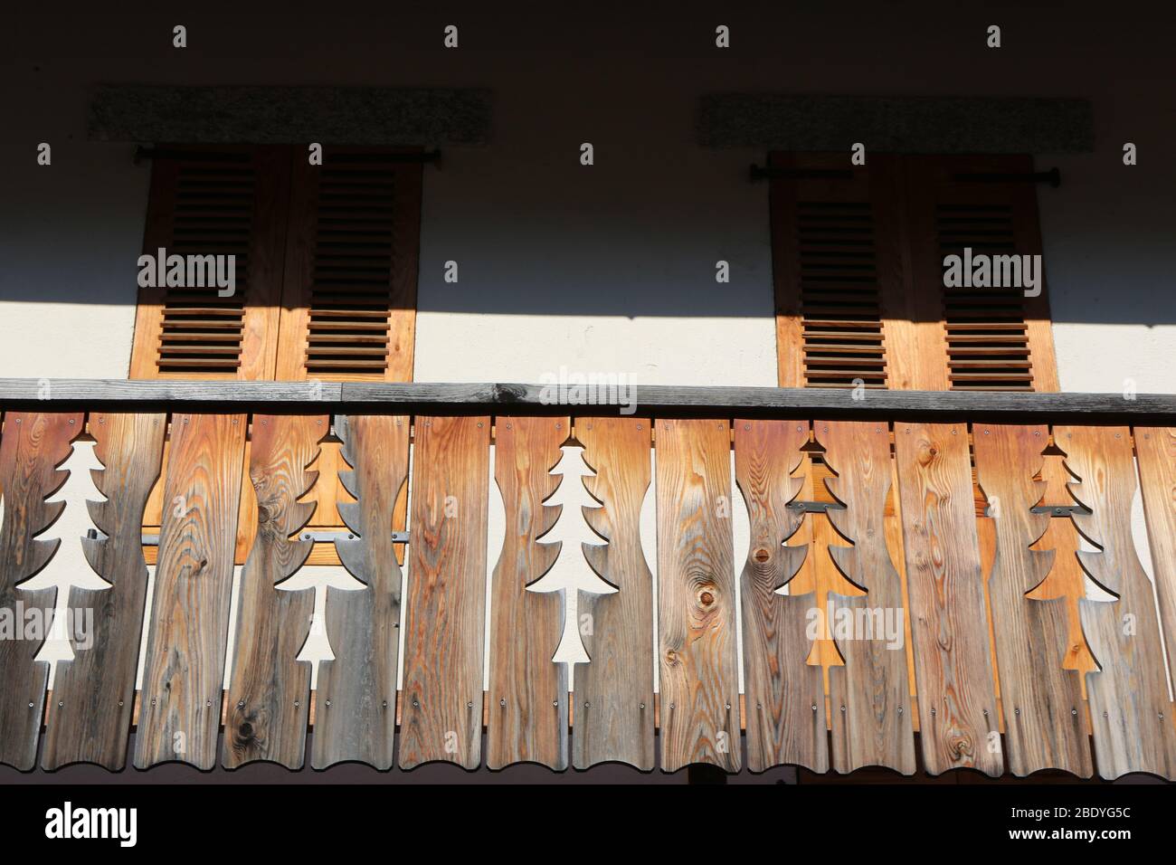 Balcon en bois avec des motifs en form de sapin. Maison savoyarde. Saint-Gervais-les-Bains. Alta Saboya. Francia. Foto de stock
