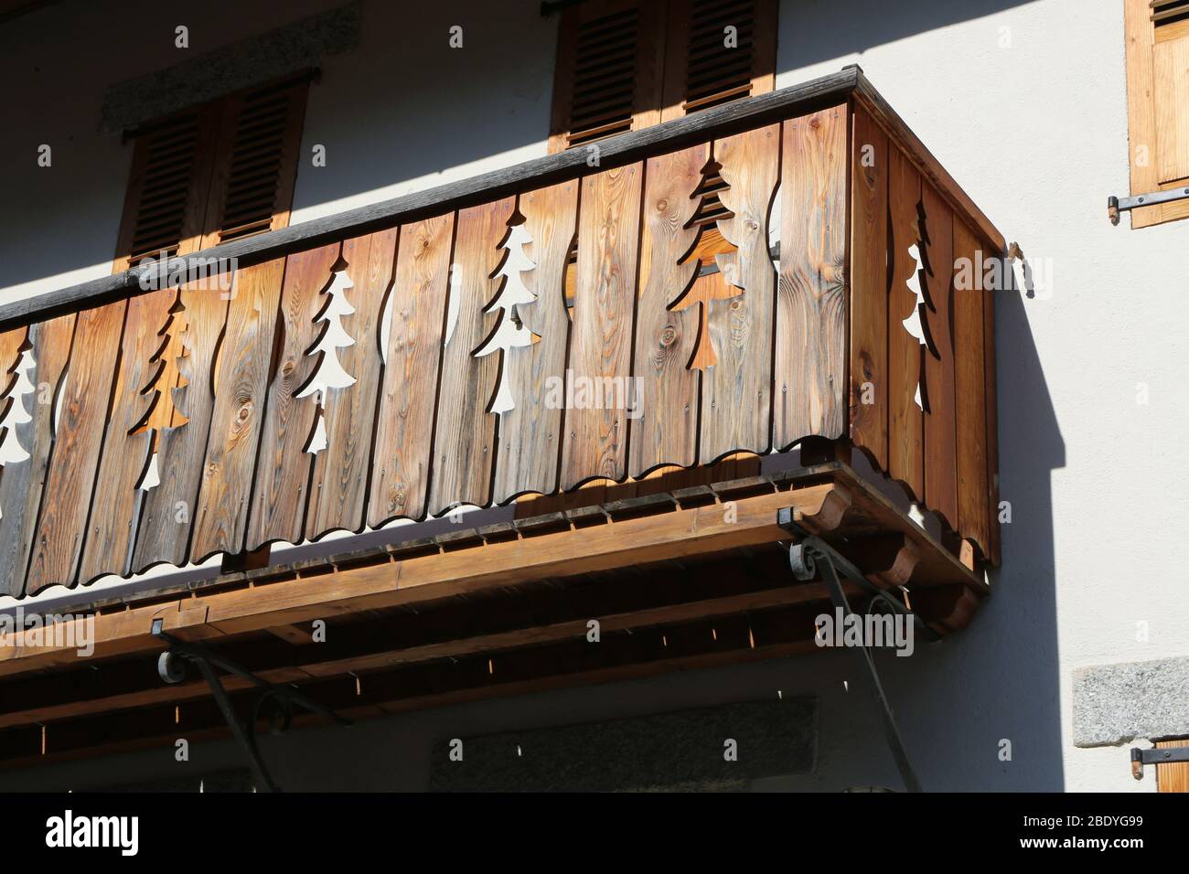 Balcon en bois avec des motifs en form de sapin. Maison savoyarde. Saint-Gervais-les-Bains. Alta Saboya. Francia. Foto de stock