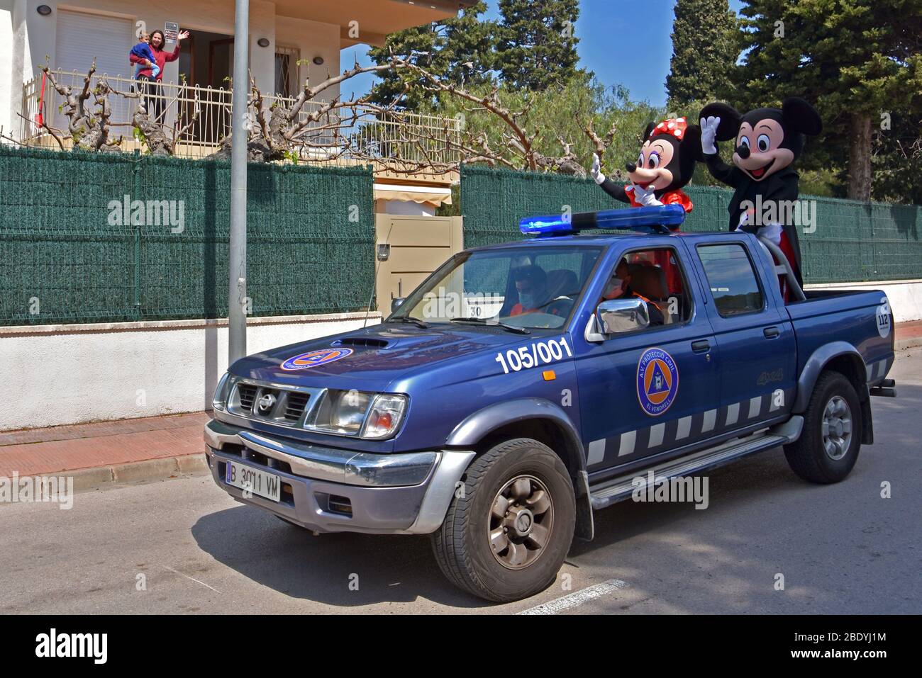 Voluntarios de Protección Civil de el Vendrell vestidos como Mickey y  Minnie Mouse saludan a personas confinadas en sus casas durante la  crisis.Voluntarios de la Protección Civil de el Vendrell, dos de