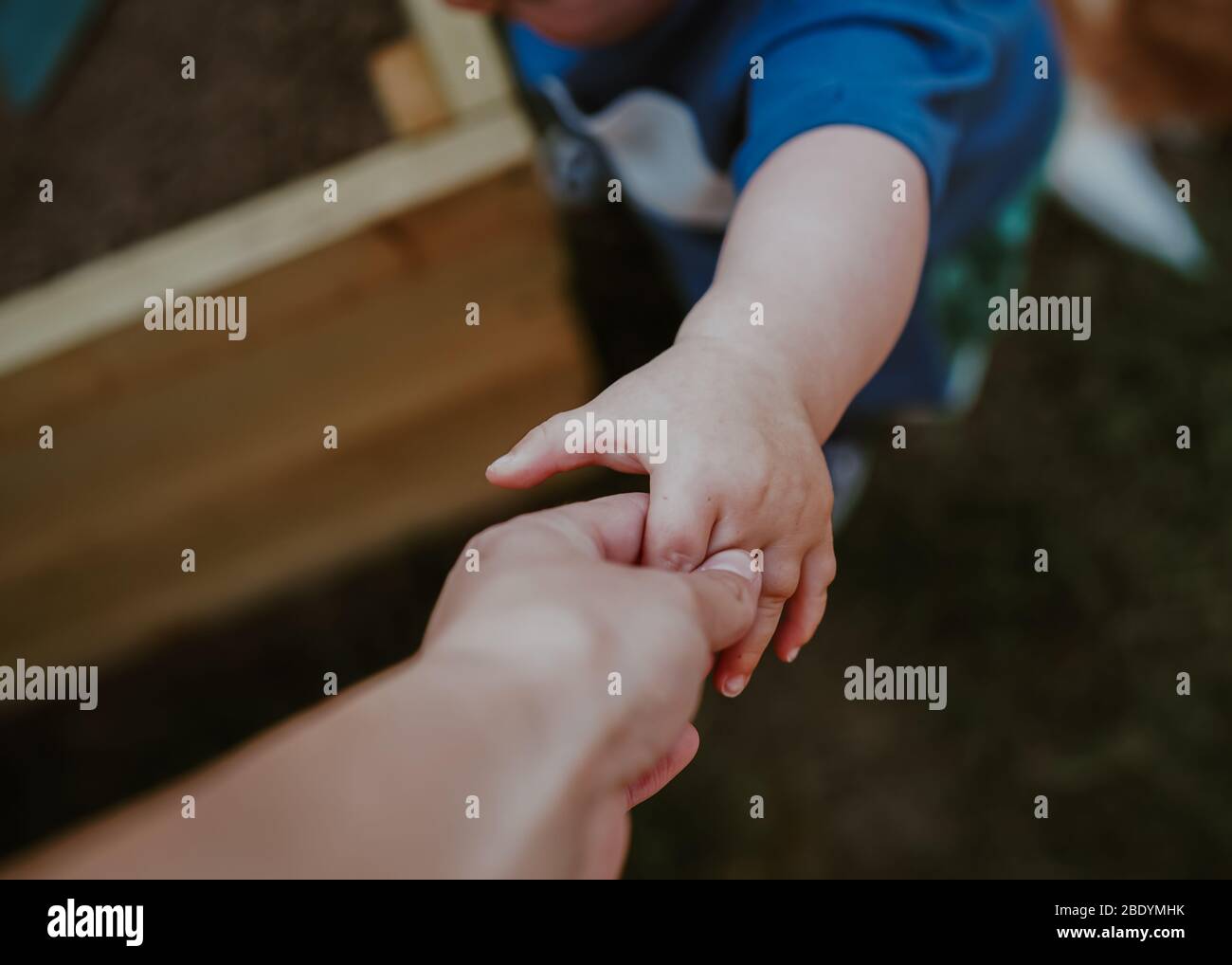 POV (punto de vista) pequeño niño sosteniendo la mano de mamá Foto de stock