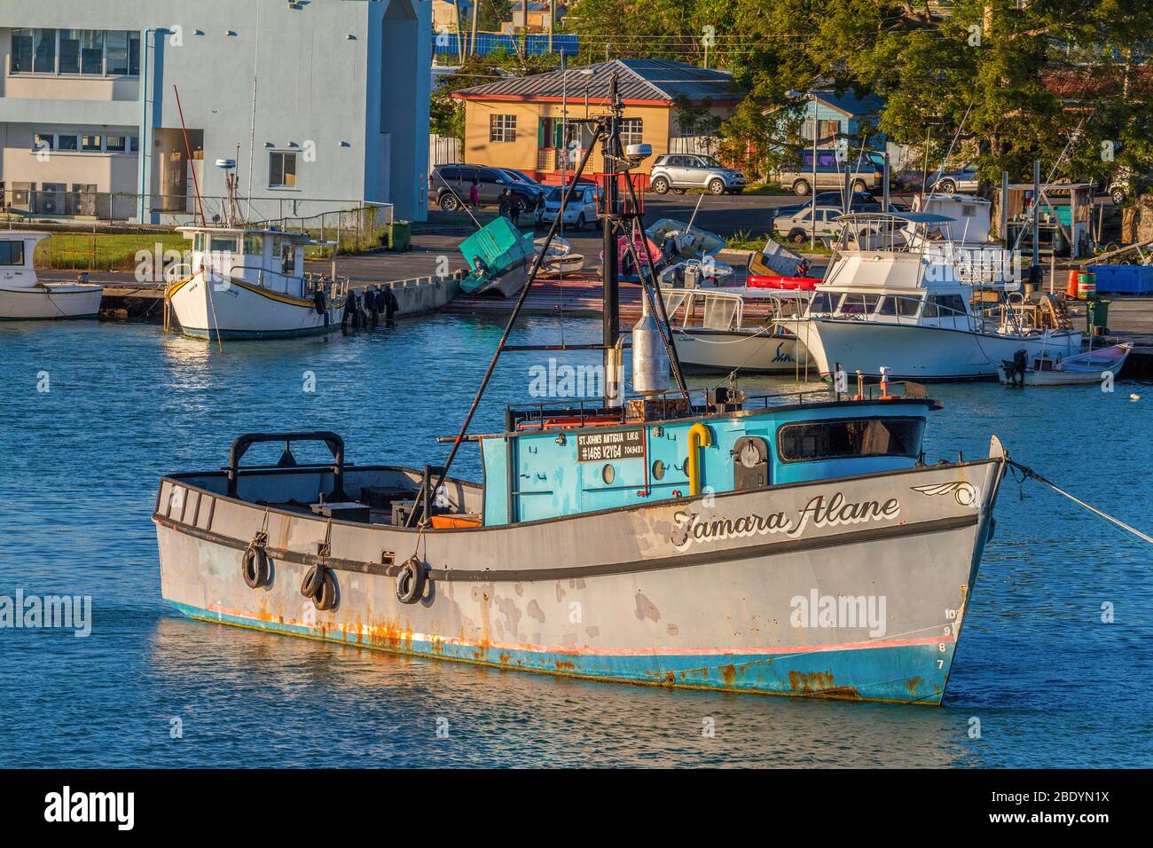 Pequeño barco antiguo en el puerto, St Johns, Antigua, West Indies Foto de stock